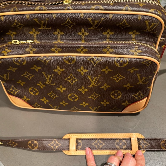 Authentic Louis Vuitton Nile canvas crossbody pre loved
Make me an offer - Picture 14 of 16